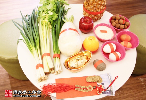 剃胎毛、滿月剃頭、嬰兒剃頭、嬰兒理髮、嬰兒剃髮、嬰兒剃胎毛、嬰兒滿月剃頭、寶寶剃頭、剃胎毛儀式、剃胎毛吉祥話、滿月剃頭儀式、滿月剃頭吉祥話、寶寶剃胎毛、寶寶滿月剃頭理髮、 新北蘆洲區剃胎毛、新北蘆洲區滿月剃頭、 新北蘆洲區嬰兒剃頭剃胎毛、新北蘆洲區嬰兒理髮、新北蘆洲區嬰兒剃髮、尹寶寶(新北蘆洲區到府嬰兒寶寶滿月剃頭理髮、免費到府嬰兒剃胎毛儀式吉祥話)。到府剃頭剃胎毛主持、專業拍照、DVD光碟、證書。★購買「臍帶章、肚臍章、胎毛筆刷印章」贈送：剃頭、收涎、抓周，三選一。2016.01.10 照片1
